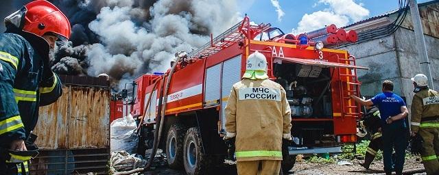 В Тимашевске ликвидировали крупный пожар на складе с ацетоном