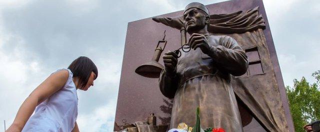 В Калуге установили первый в РФ памятник фронтовому хирургу