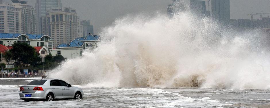 Власти Шанхая эвакуировали более 190 тысяч человек из-за тайфуна «Ампил»