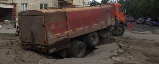 В Екатеринбурге грузовик Водоканала провалился под землю