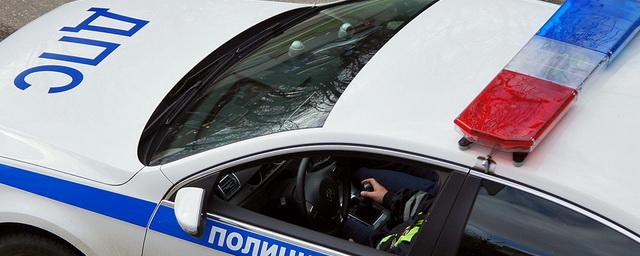 На юго-западе Москвы грузовик упал на крышу легкового автомобиля