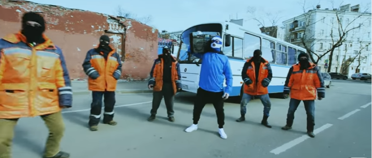 Московские таджики сняли пародию на песню «Тает лед»