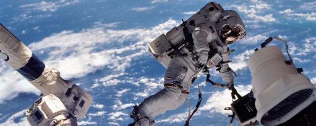 Российские космонавты на МКС протестируют новый скафандр