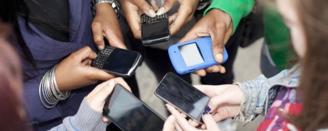 Медики: Смартфоны вызывают у подростков сходящееся косоглазие