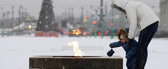 Подросток закидал снегом Вечный огонь в Санкт-Петербурге