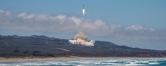 SpaceX успешно вывела на орбиту пять спутников связи и два зонда