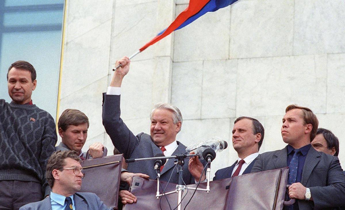 Расстрел Белого Дома, пьяные танцы, скандалы. Как Ельцин удержался у власти 8 лет?
