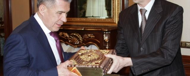 Минниханову передали в Москве редкий экземпляр Корана