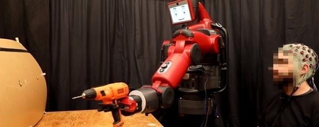 Инженеры MIT научили робота слушаться мозговых волн и жестов