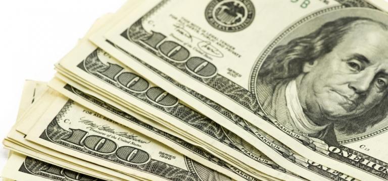 Официальный курс доллара на выходных вырастет до 65 рублей