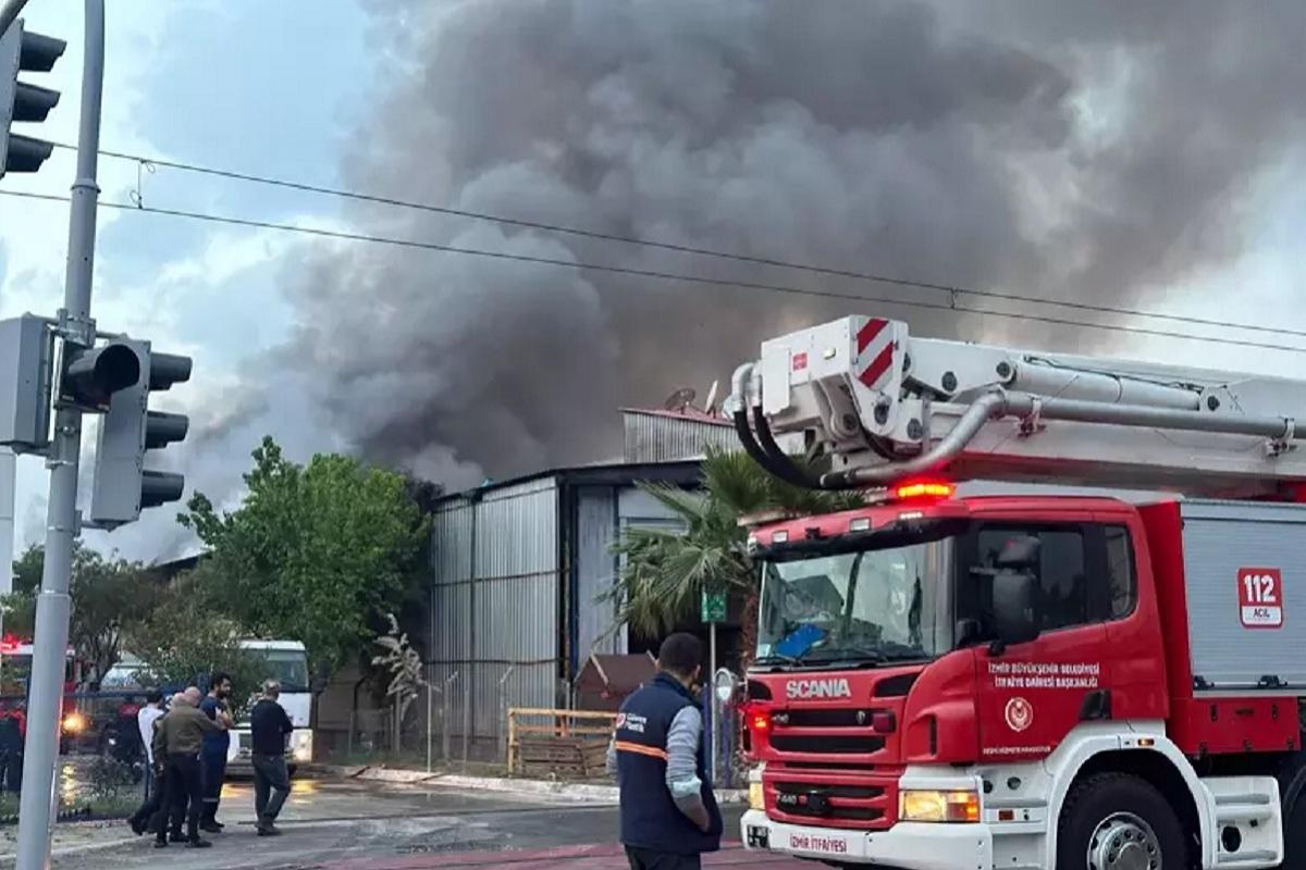 Крупный пожар бушует на заводе по производству резины в Измире, пламя перекинулось на соседнее предприятие
