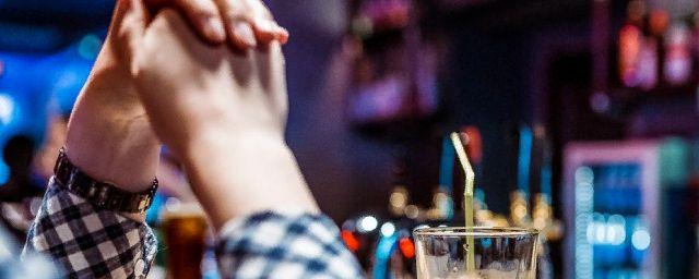 В Липецке бармен пыталась дать взятку за продажу алкоголя подростку