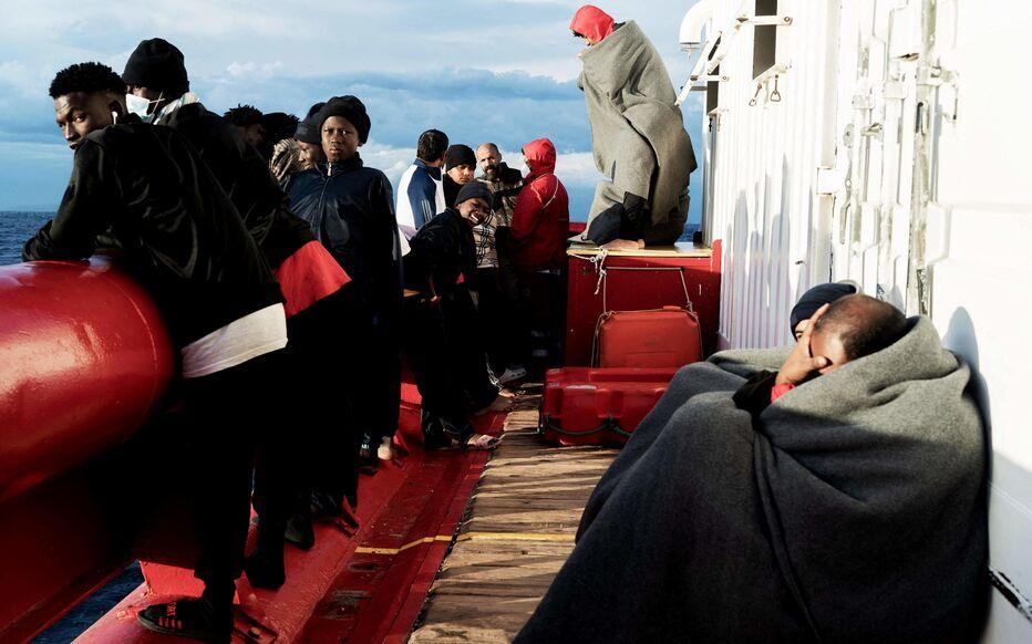 Италия принимает три судна с мигрантами
