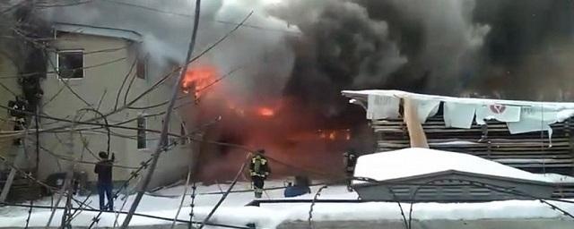 В Челябинске горело здание деревообрабатывающего цеха