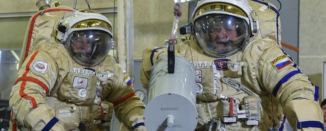 Космонавты Юрчихин и Рязанский вышли в открытый космос