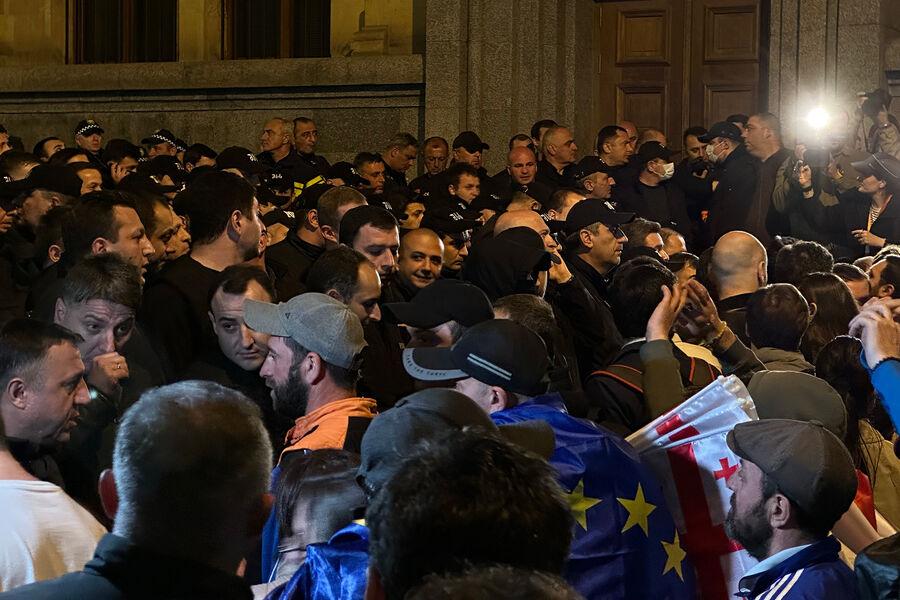В Тбилиси митингующие направились к Дому правительства