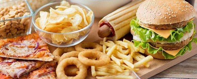 Правительство РФ может запретить продажу чипсов и газировок в школах