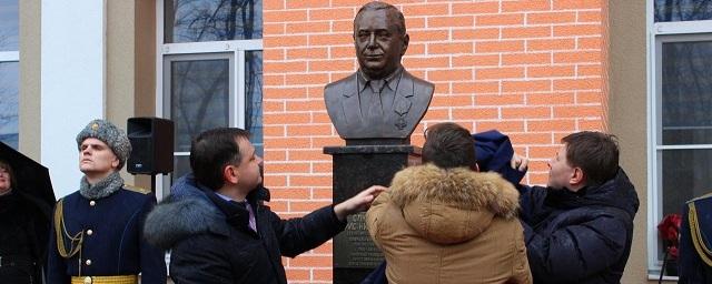 В Ростове торжественно открыли памятник Борису Слюсарю