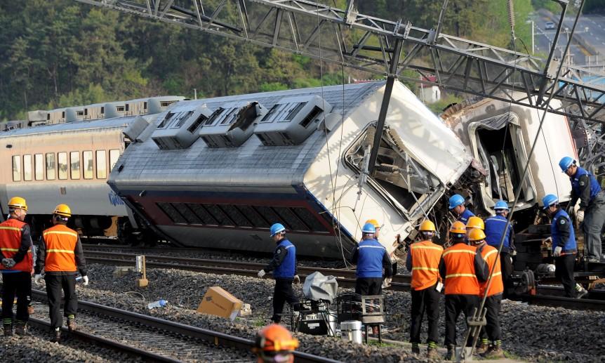 В Южной Корее поезд сошел с рельс, пострадали 14 человек