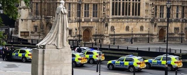 В Лондоне неизвестный на авто протаранил ограду у здания парламента