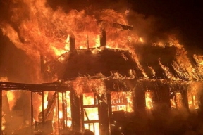 В поселке Русская Поляна в Омской области в пожаре сгорели мужчина и две женщины