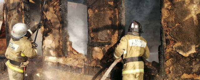 В Кромском районе огонь полностью уничтожил заброшенный дом