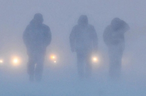 На Чукотке более 30 человек ищут семью, которая провалилась под лед на снегоходе, поискам мешает непогода