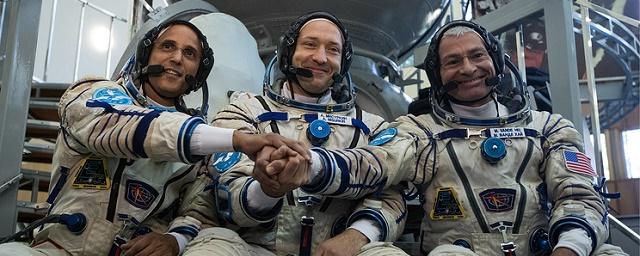 На космодроме «Байконур» утвердили экипажи новой экспедиции на МКС