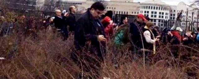 Саакашвили обиделся на СМИ за снимки «в кустах» на инаугурации Трампа