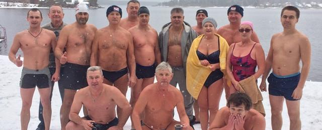 В Выксе состоялся массовый заплыв любителей зимнего плавания