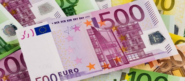 Официальный курс евро в России поднялся выше 69 рублей