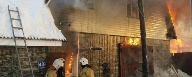 В Новосибирске разжигавший печь бензином юноша спалил три дома и авто