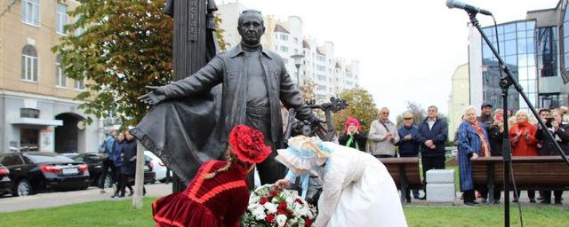 В Саратове у здания нового ТЮЗа разместили памятник Юрию Киселеву