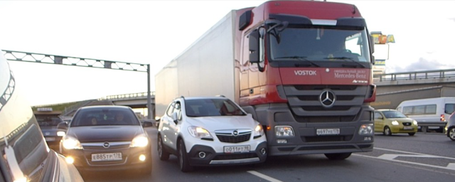 В Петербурге столкнулись с нехваткой грузовиков для перевозок внутри КАД