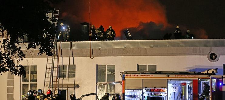 Под завалами сгоревшего склада в Москве найдены тела восьми пожарных