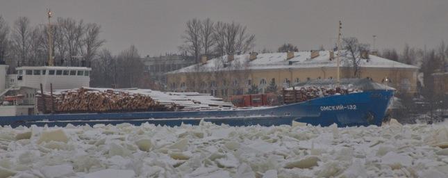 Застрявший во льдах Невы сухогруз оттащили от центра Петербурга
