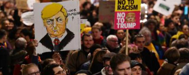Жители Великобритании протестуют против предстоящего визита Трампа