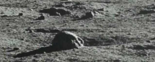 Уфологи заметили на Луне останки скелета и передвигающиеся камни
