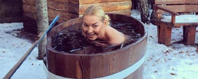 Анастасия Волочкова в Новый год искупалась в бочке с ледяной водой