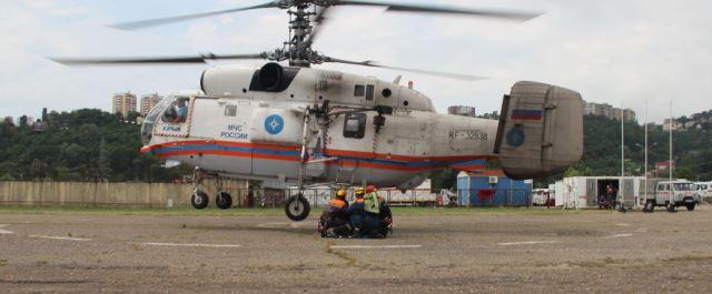 В районе Сочи с гор на вертолете эвакуировали туристов с детьми