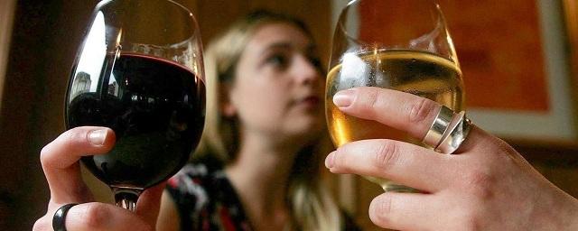Ученые рекомендовали пить перед сном вино