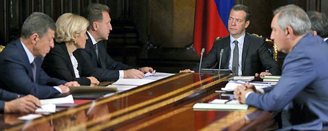 Медведев: Нельзя допустить резкого роста цен на бензин