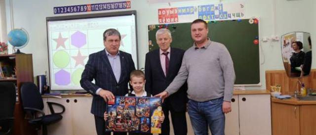 Дмитрий Медведев подарил конструктор новосибирскому школьнику