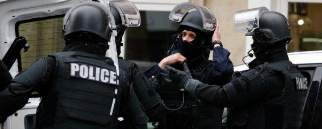 В пригороде Парижа неизвестный убил полицейского и захватил его дом
