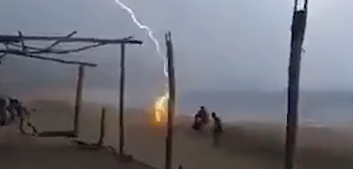 В Мексике от удара молнии на пляже погибли два человека - видео