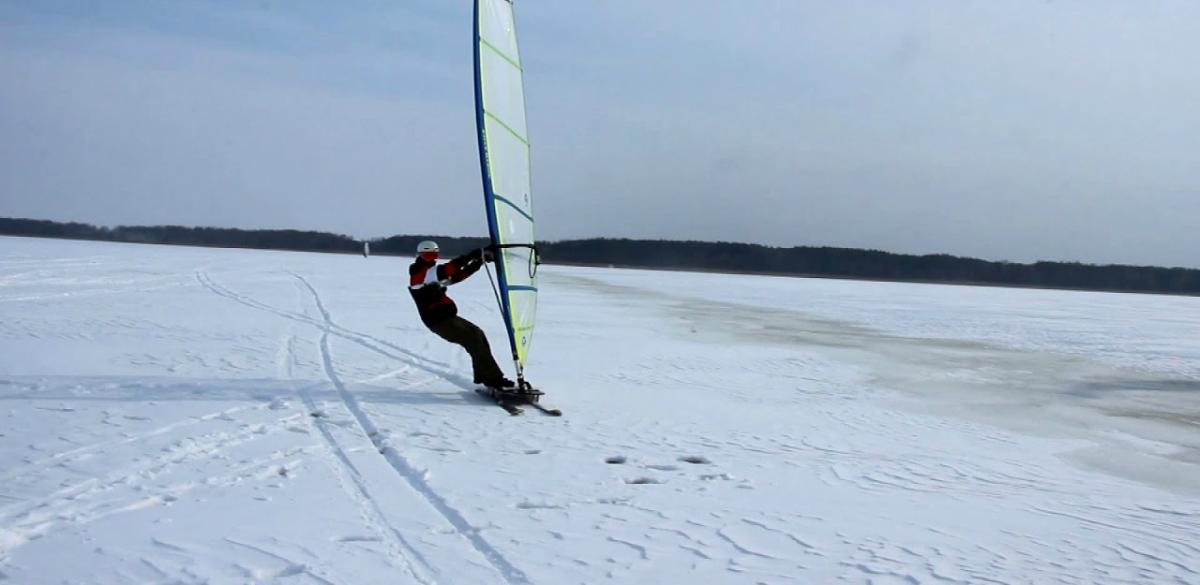 В Архангельске состоялись соревнования по зимнему виндсерфингу