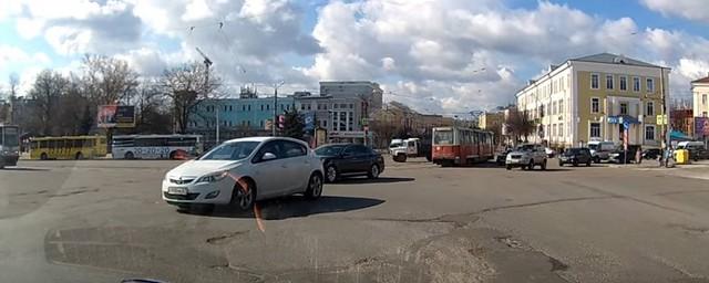 В Смоленске на площади Победы трамвай врезался в грузовик