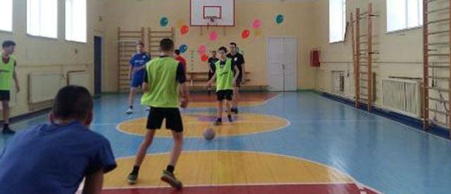 В Комсомольске детдомовцы победили полицейских в мини-футбольном матче