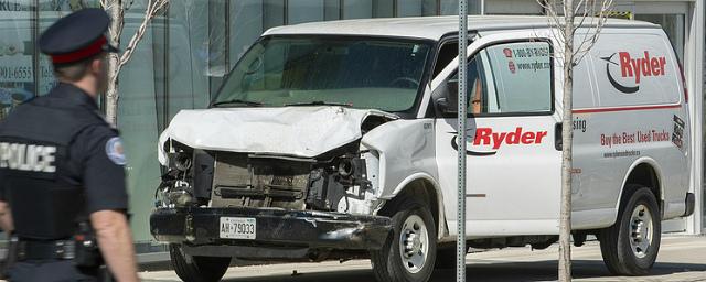 В Торонто микроавтобус наехал на пешеходов, 10 человек погибли
