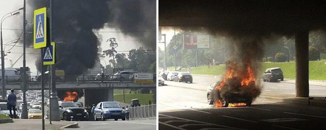 В Москве на Рублевском шоссе сгорел вспыхнувший во время движения BMW